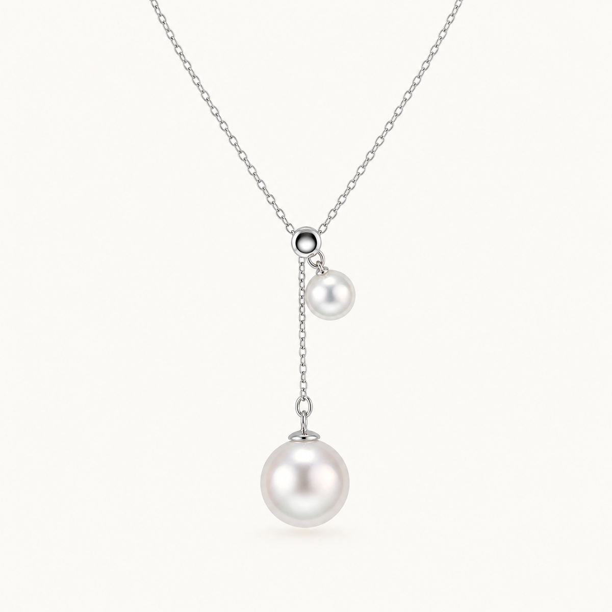 Round Starlight Japanese Akoya pearl pendant, silver-white pearls
