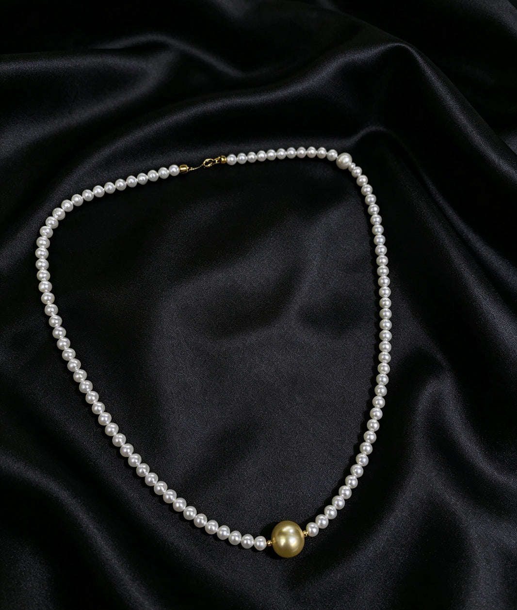 VARI Aurelia white pearl necklace with golden center pearl