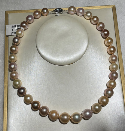VARI Aurora multicolor freshwater pearl necklace clasp and pearl detail