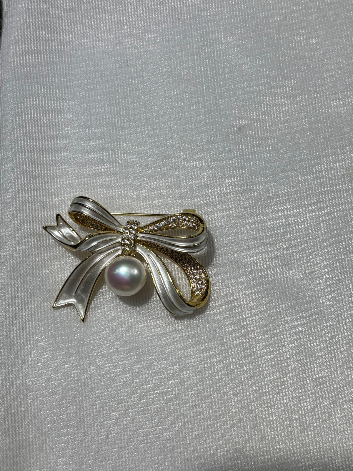 Ruban white freshwater pearl bow brooch