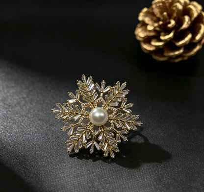 Nivale white freshwater pearl snowflake brooch