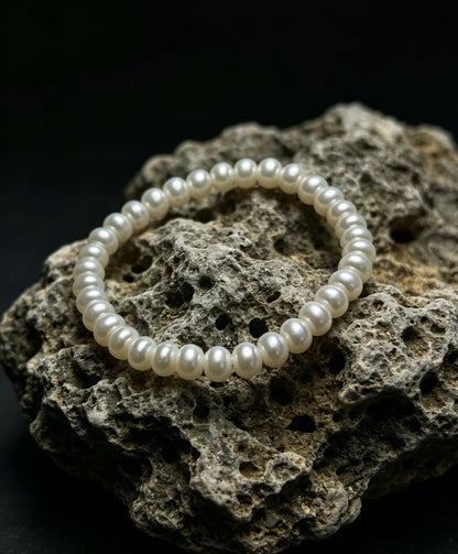 Ripple white button pearl stretch bracelet product view