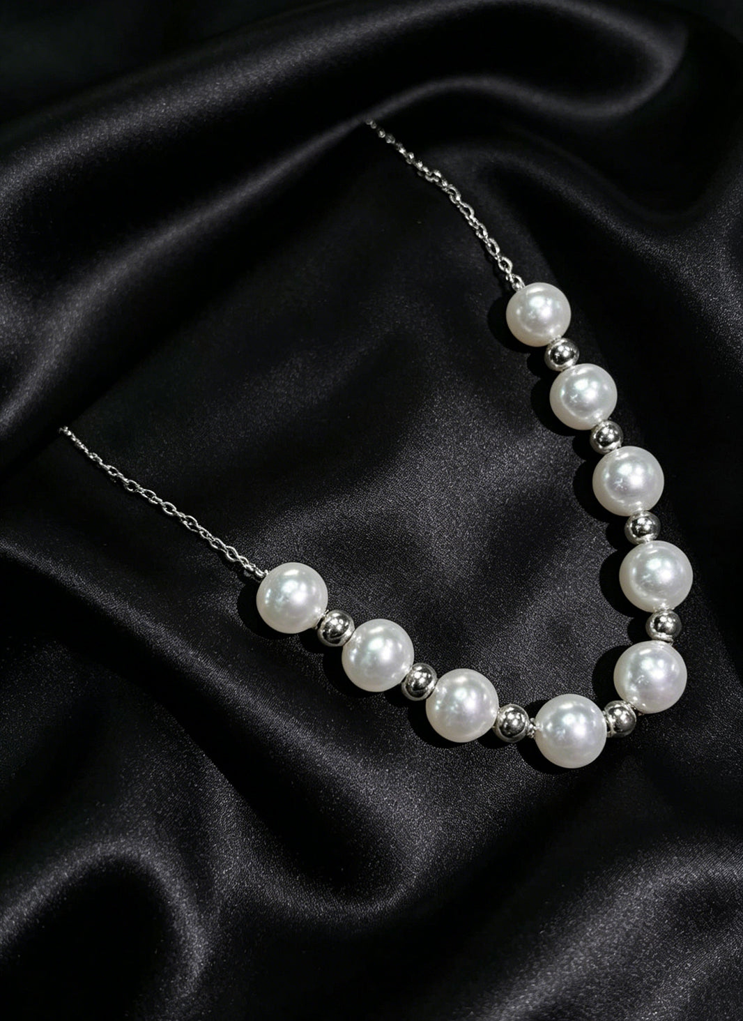 VARI Elara nine-pearl station necklace product view