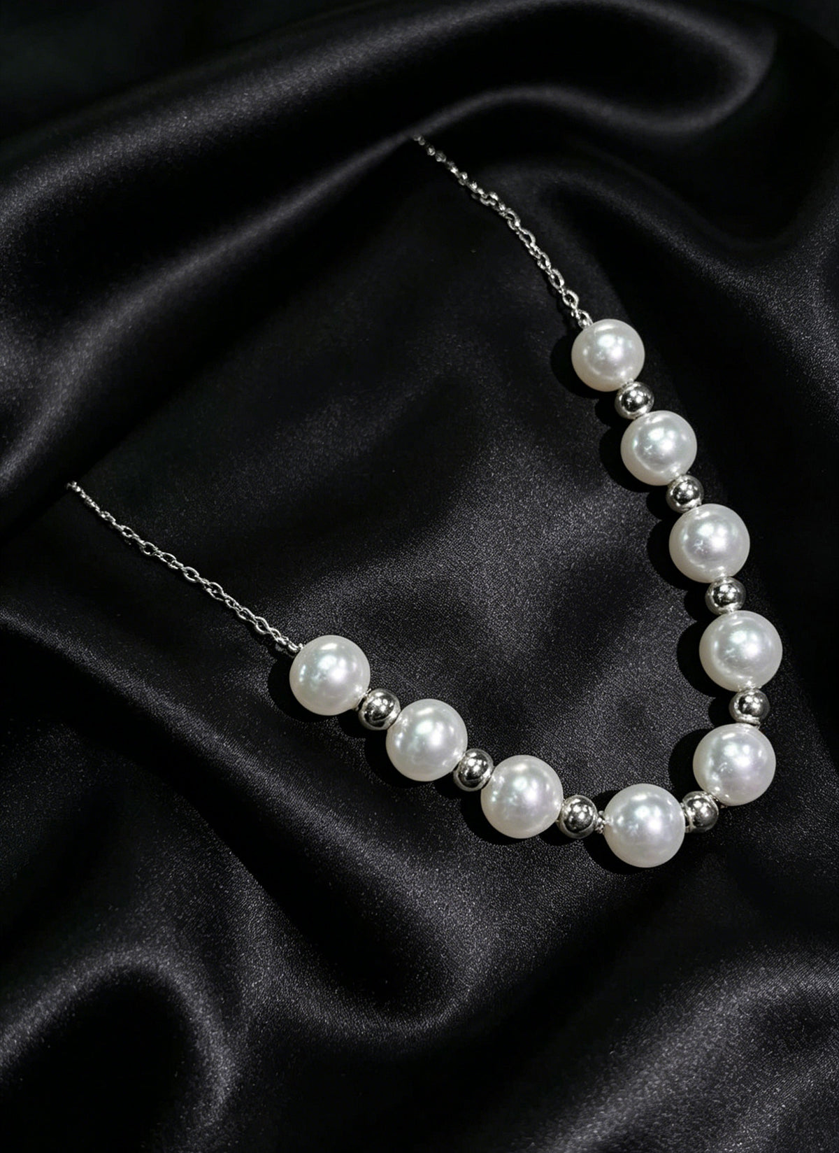 VARI Elara nine-pearl station necklace product view