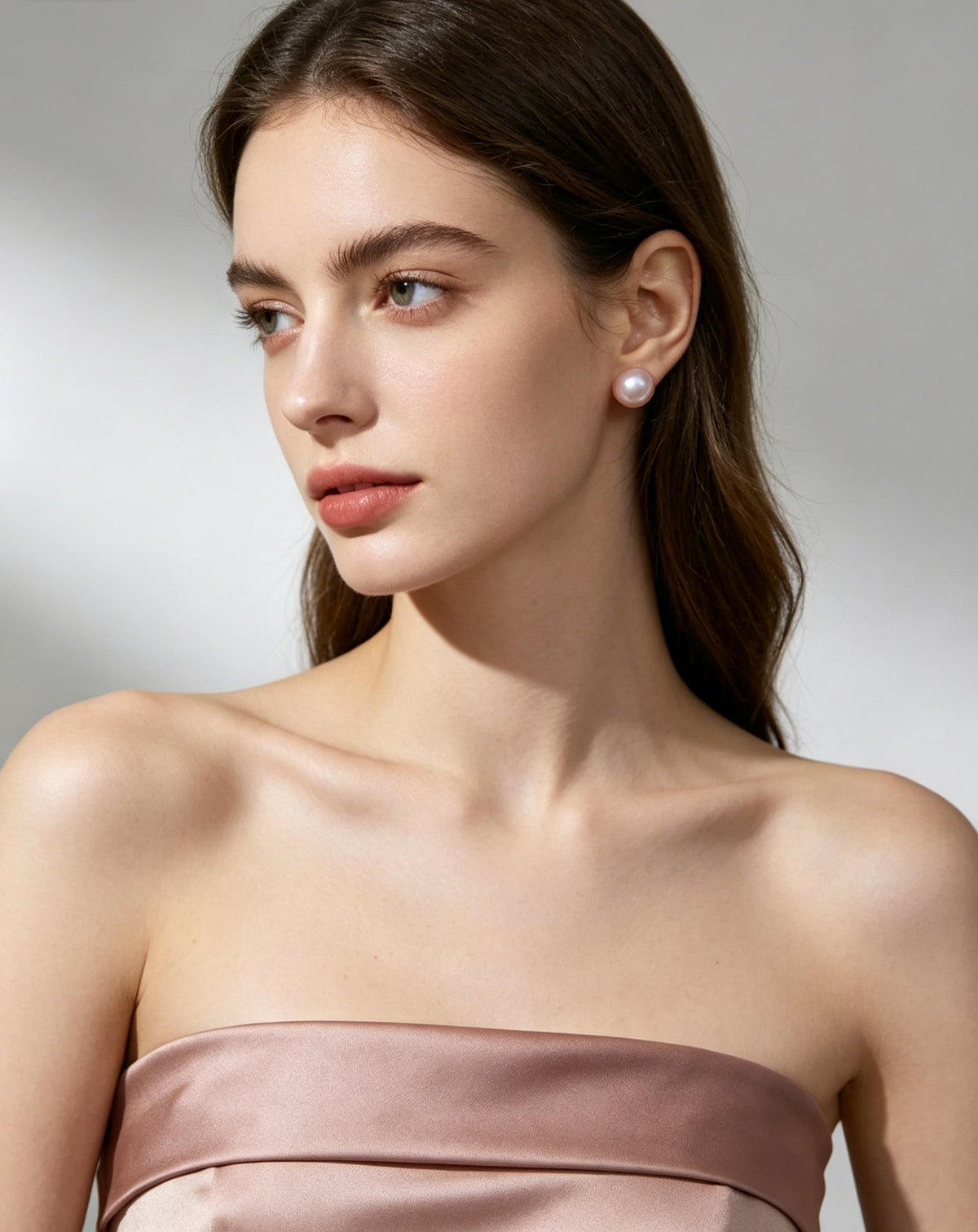 Amelie lavender pearl stud earrings on model
