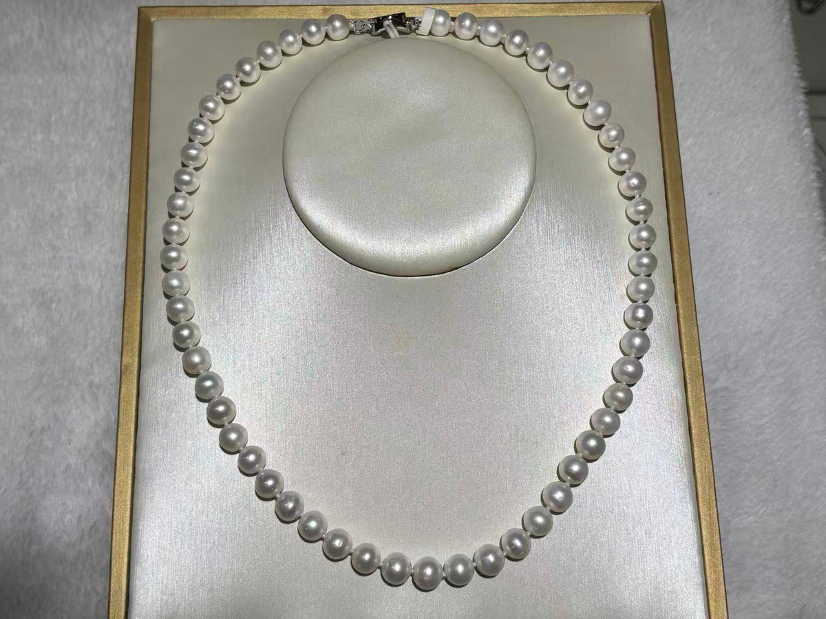 VARI Luna white freshwater pearl necklace detail