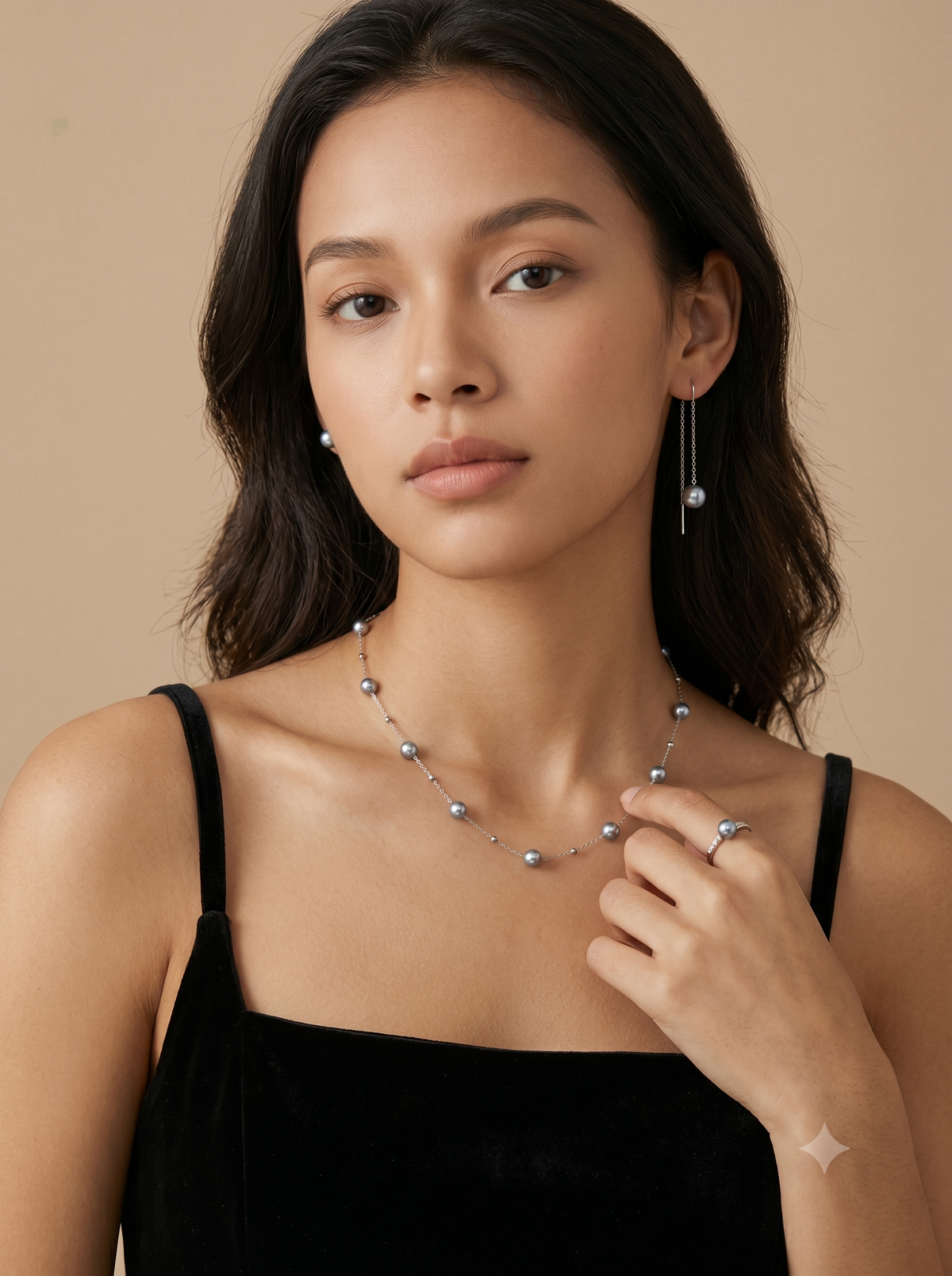 Model wearing VARI Nocturne gray freshwater pearl station necklace
