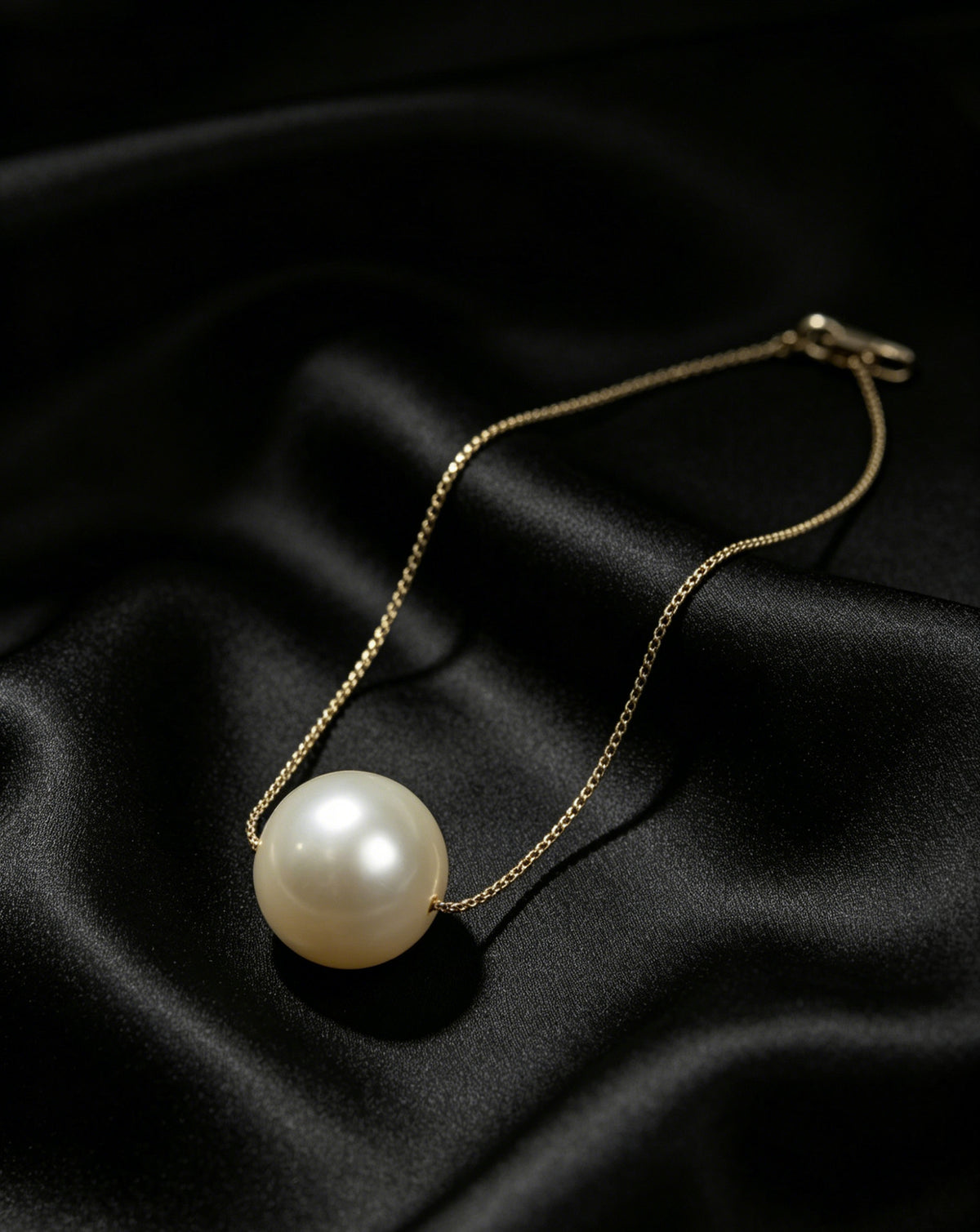 Elise white freshwater pearl pendant detail