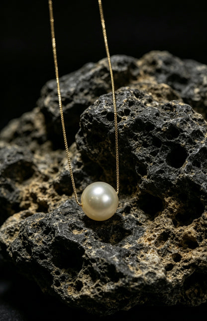 Elise white freshwater pearl pendant