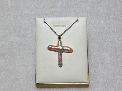 VARI Lucky Charm supplemental image from faith-20-25mm-pink-biwa-pearl-cross-pendant 3