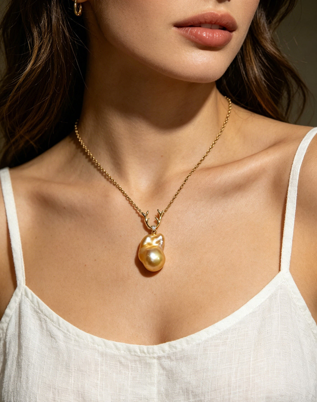 VARI Baroque supplemental image from artemis-24-30mm-golden-baroque-freshwater-pearl-pendant 2