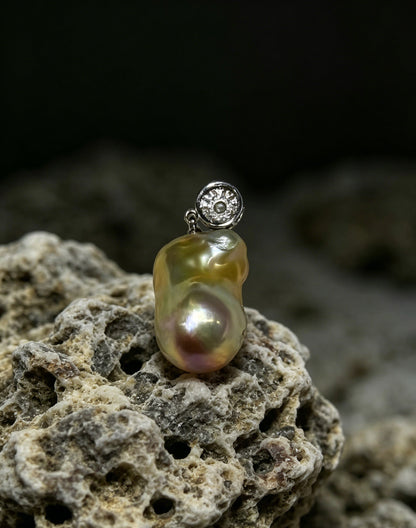 VARI Baroque supplemental image from aureole-20-28mm-golden-rose-baroque-freshwater-pearl-pendant 1