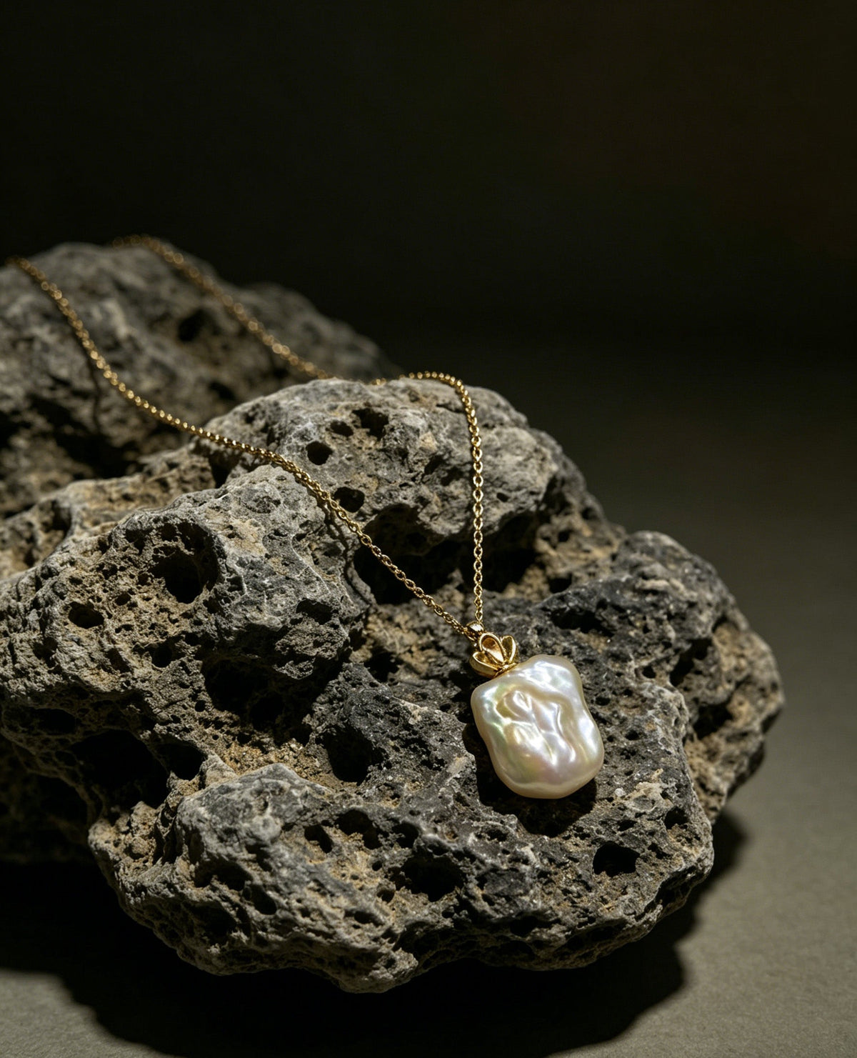 VARI Baroque supplemental image from sylvie-22-28mm-white-baroque-freshwater-pearl-leaf-pendant 1