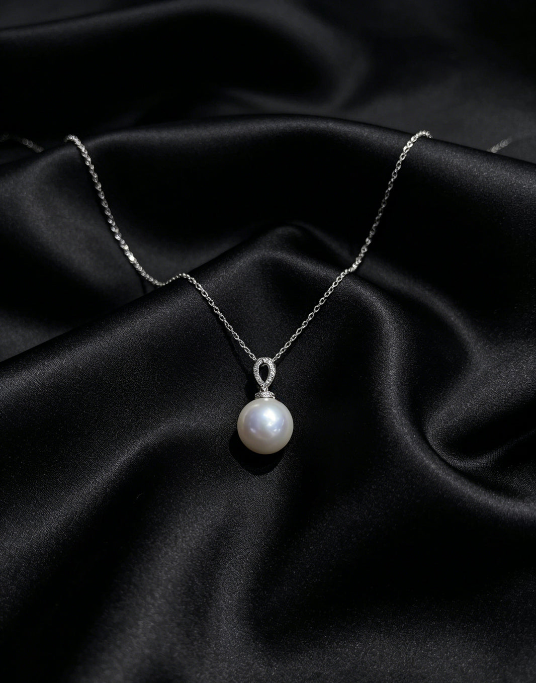 Elodie white pearl loop pendant