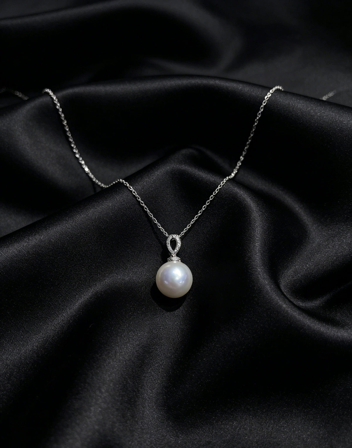 Elodie white pearl loop pendant