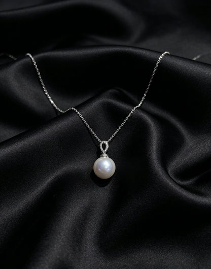 Elodie white pearl loop pendant