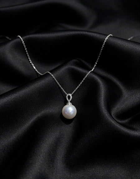 Elodie white pearl loop pendant