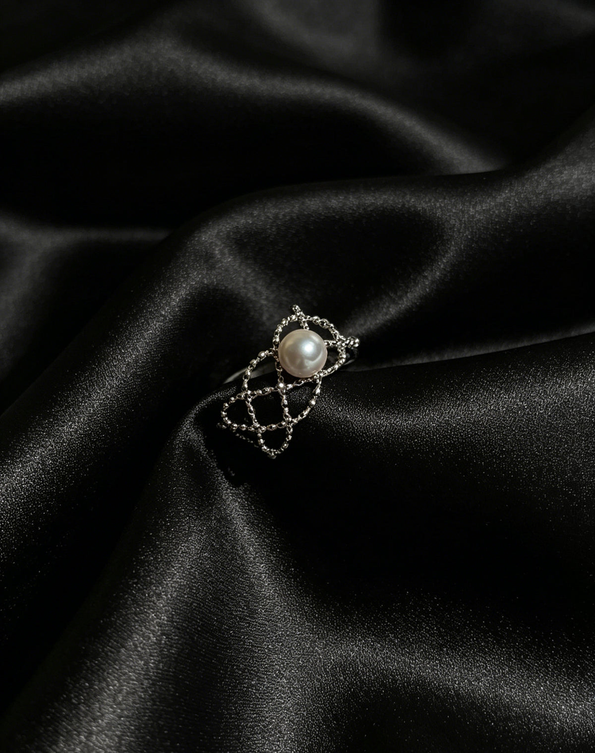 Constellation white freshwater pearl lattice ring