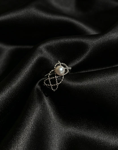 Constellation white freshwater pearl lattice ring