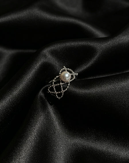 Constellation white freshwater pearl lattice ring