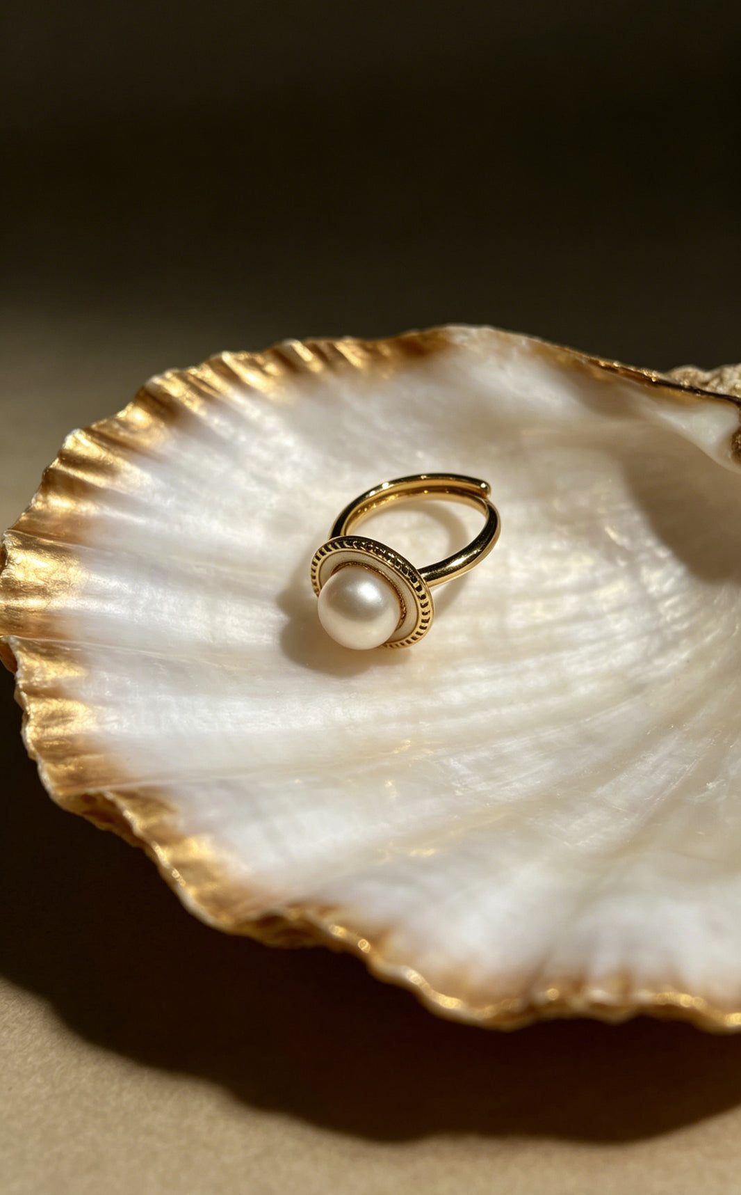 Aureole white freshwater pearl medallion ring