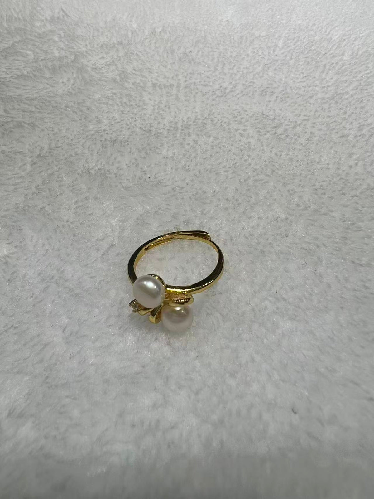 Duet twin pearl ring detail