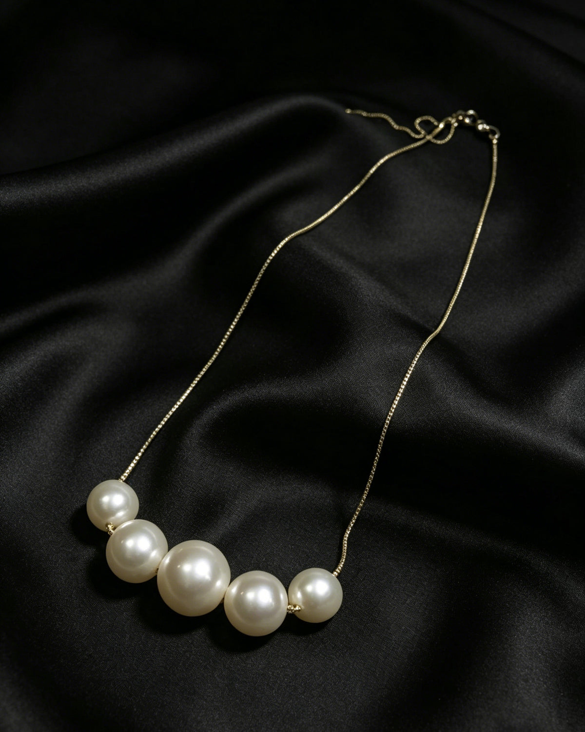 VARI Seren graduated five-pearl necklace detail