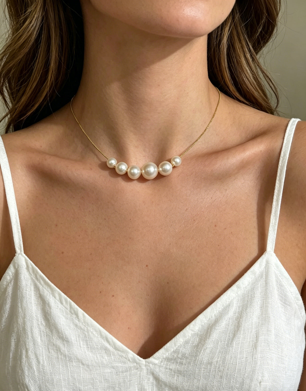 Model wearing VARI Seren five-pearl freshwater pearl necklace